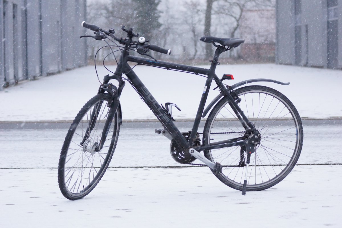 Fahrradfahren im Winter - Fahrrad im Schnee