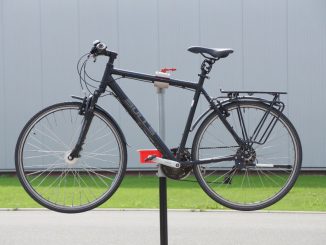 Fahrrad Montageständer mit einem Trekkingbike eingespannt