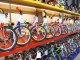 Kinderfahrrad Test - Viele verschiedene Kinderfahrräder im Hochregal im Fahrradladen