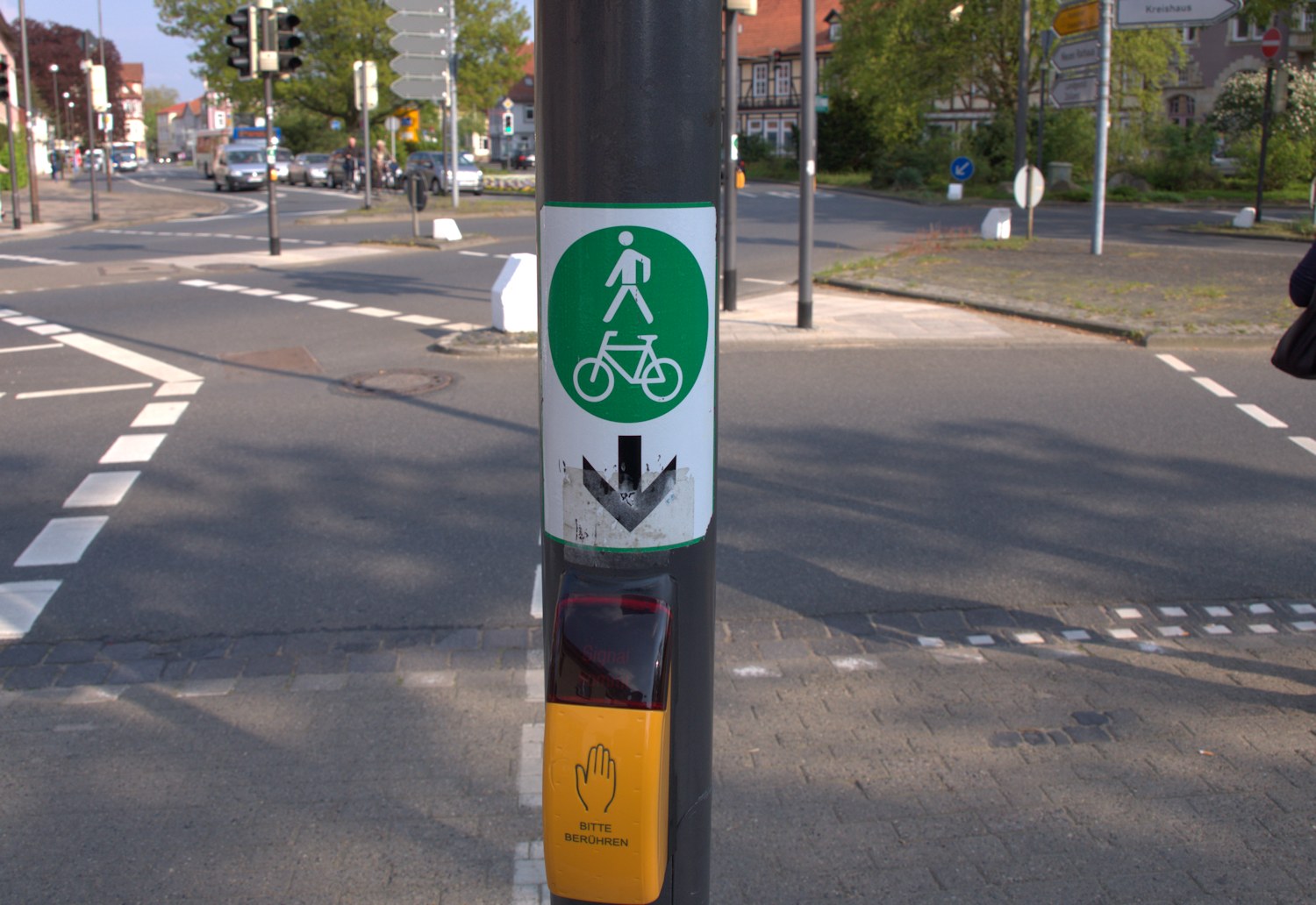 StVO-Novelle Kreuzung mit Schild und Ampel StVO-Novelle Kreuzung mit Schild und Ampel